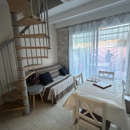 Дом отдыха Maisonette By The Sea *
