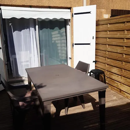 Дом отдыха Maisonette By The Sea *