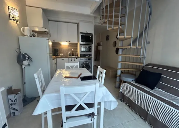 Дом отдыха Maisonette By The Sea *