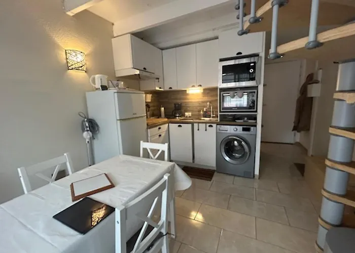 Дом отдыха Maisonette By The Sea *